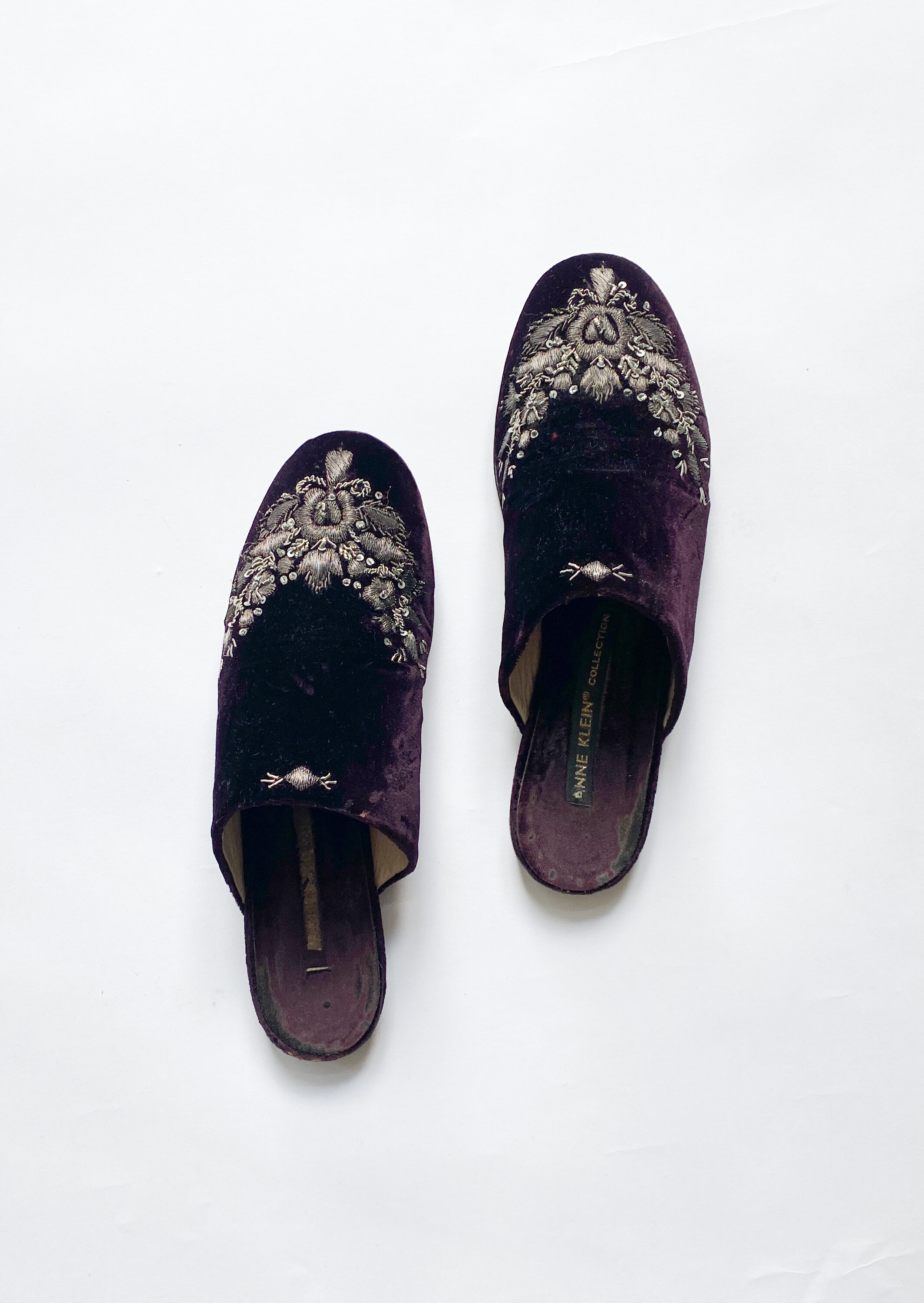 1980s Anne Klein Aubergine Velvet Babouche Slippers