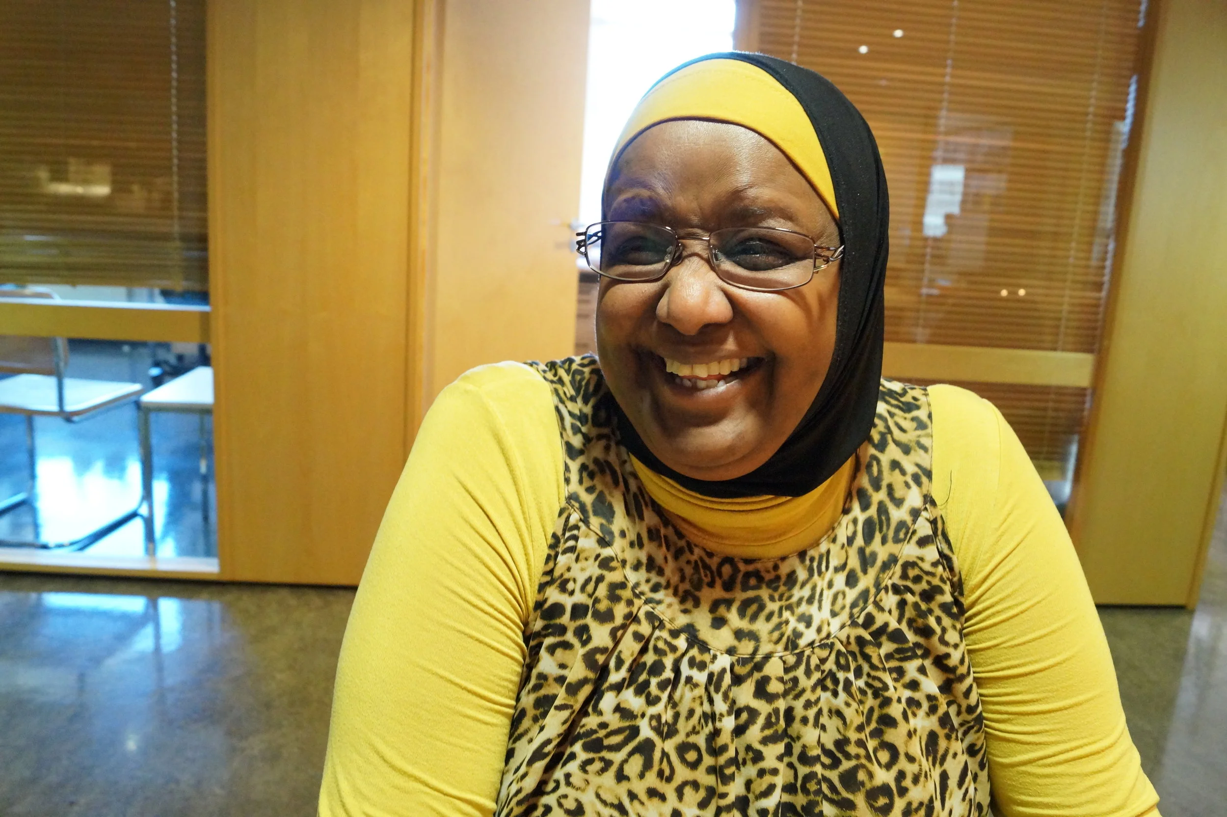 På tross av en til tider vanskelig hverdag sitter latteren løst hos Marian Yusuf Abdi.