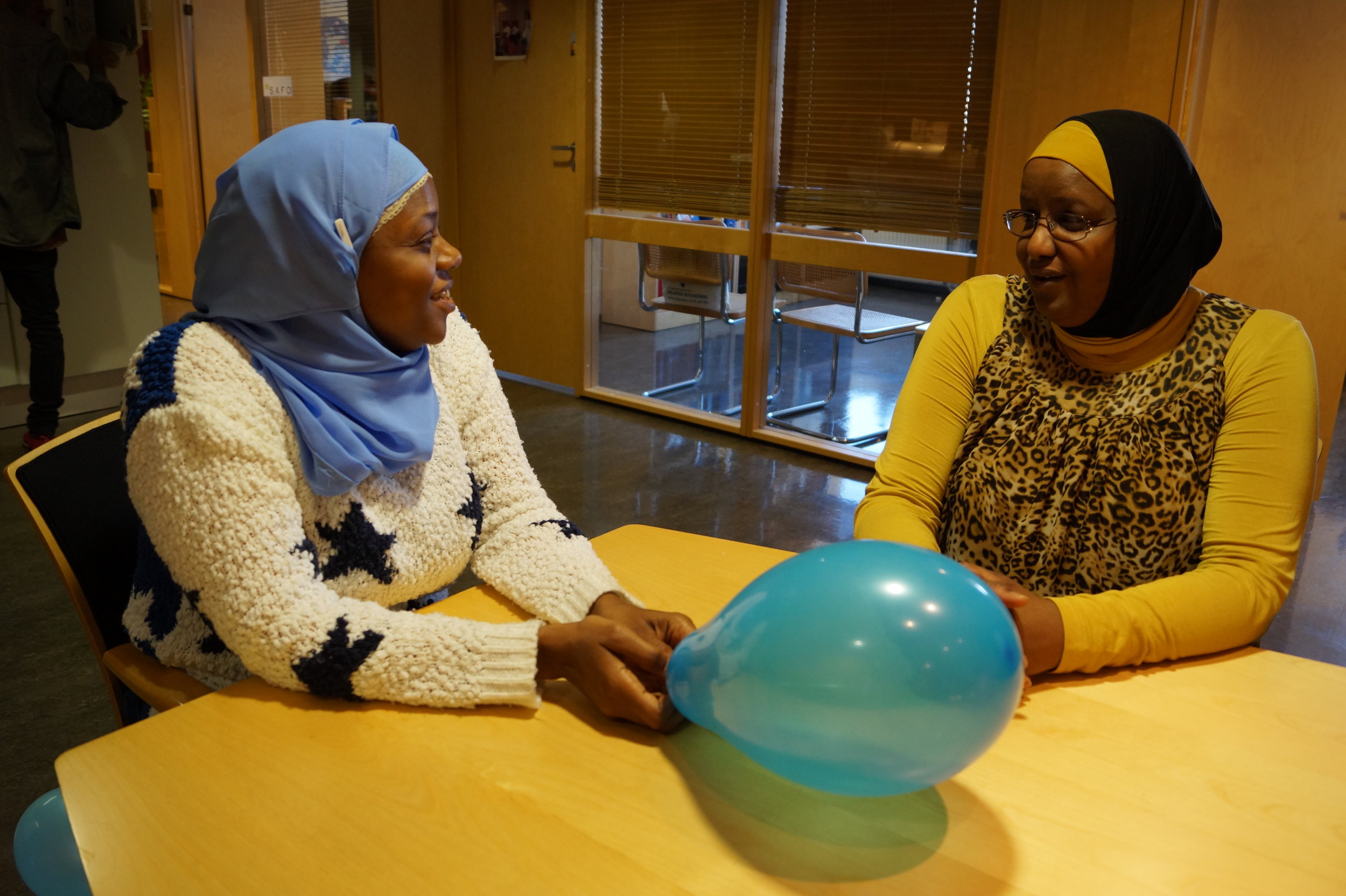 Faridah Shakoor, direktør i Abloom og Marian Yusuf Abdi har mange felles referanser som mødre og har mye å prate om.&nbsp;