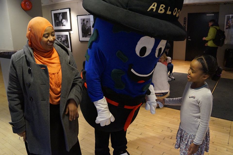 Alle fikk en varm velkomst av den hyggelige Abloom-maskoten. 