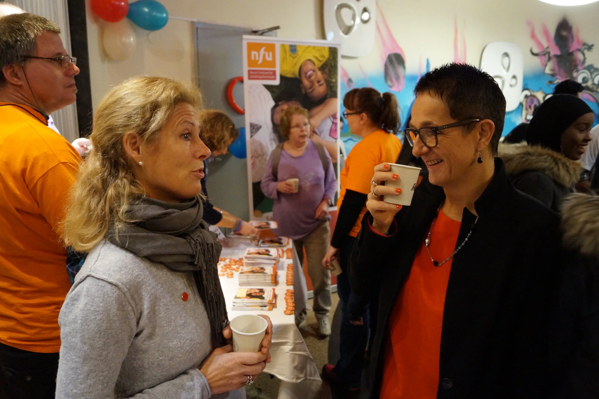 Siri Gjesdal (t.h) fra Barns Beste var en av innlederne på konferansen. Her i samtale med representanten fra Home Start. 