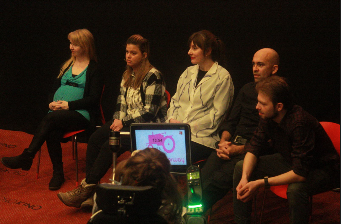 Panelsamtale med blant annet Tine Verdandi (lærer og deltaker i filmen "Unge tanker om arbeidsliv"), Tamarin Varner fra Unge Funksjonshemmede, Marianne Kleiven fra Snöball Film og Jihad Mourad (regissør av filmen "Snakkemaskin").