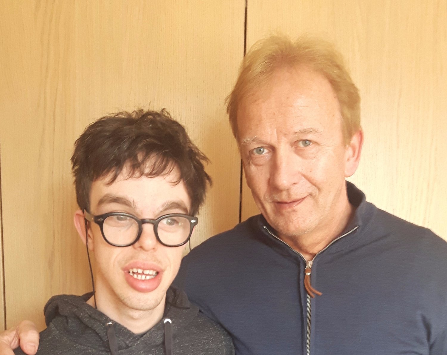 FAR OG SØNN: Eks-politimann og OXLO-prisvinner Erik Andersen med musikersønnen Johann Lund Andersen. Foto: Privat
