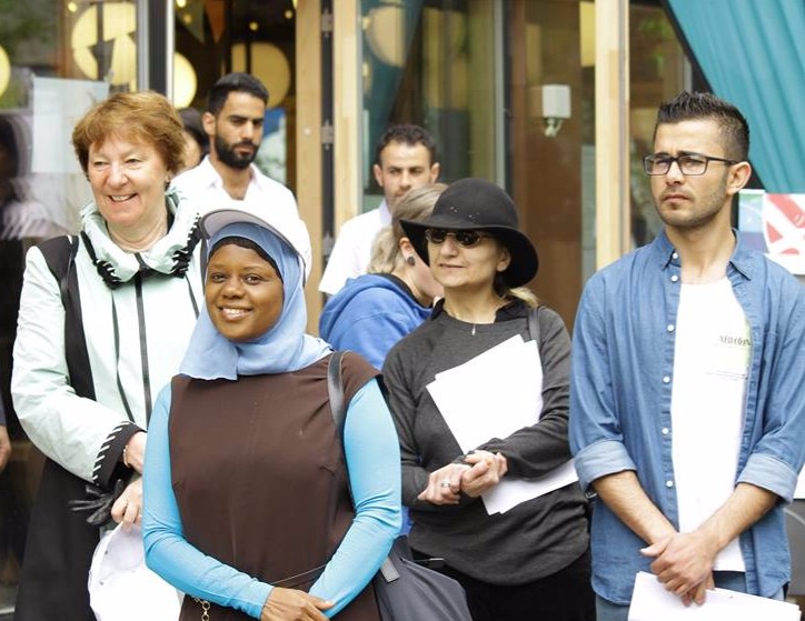 ABLOOM: Marianne borgen (t.v) med Abloom-leder Faridah S. Nabaggala og andre engasjerte folk på Tøyen den 19. mai for Mini Abloom. Foto: Abloom