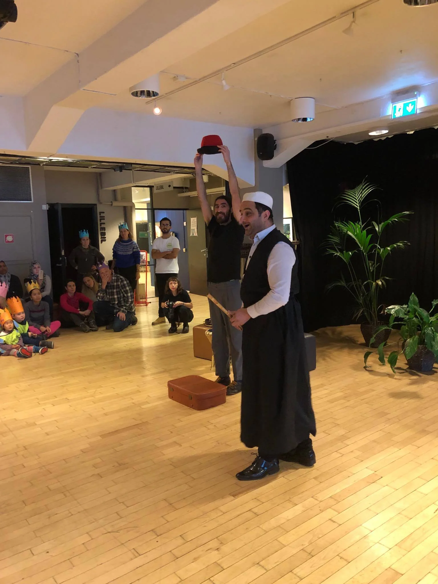 – Få ting gir mer glede enn å å underholde barn, sier Diego Belda (bak). Sammen med Saafa Al-Saadi og Linda Bottolfs stod han for et fabelaktig show under barnehagens dag. 