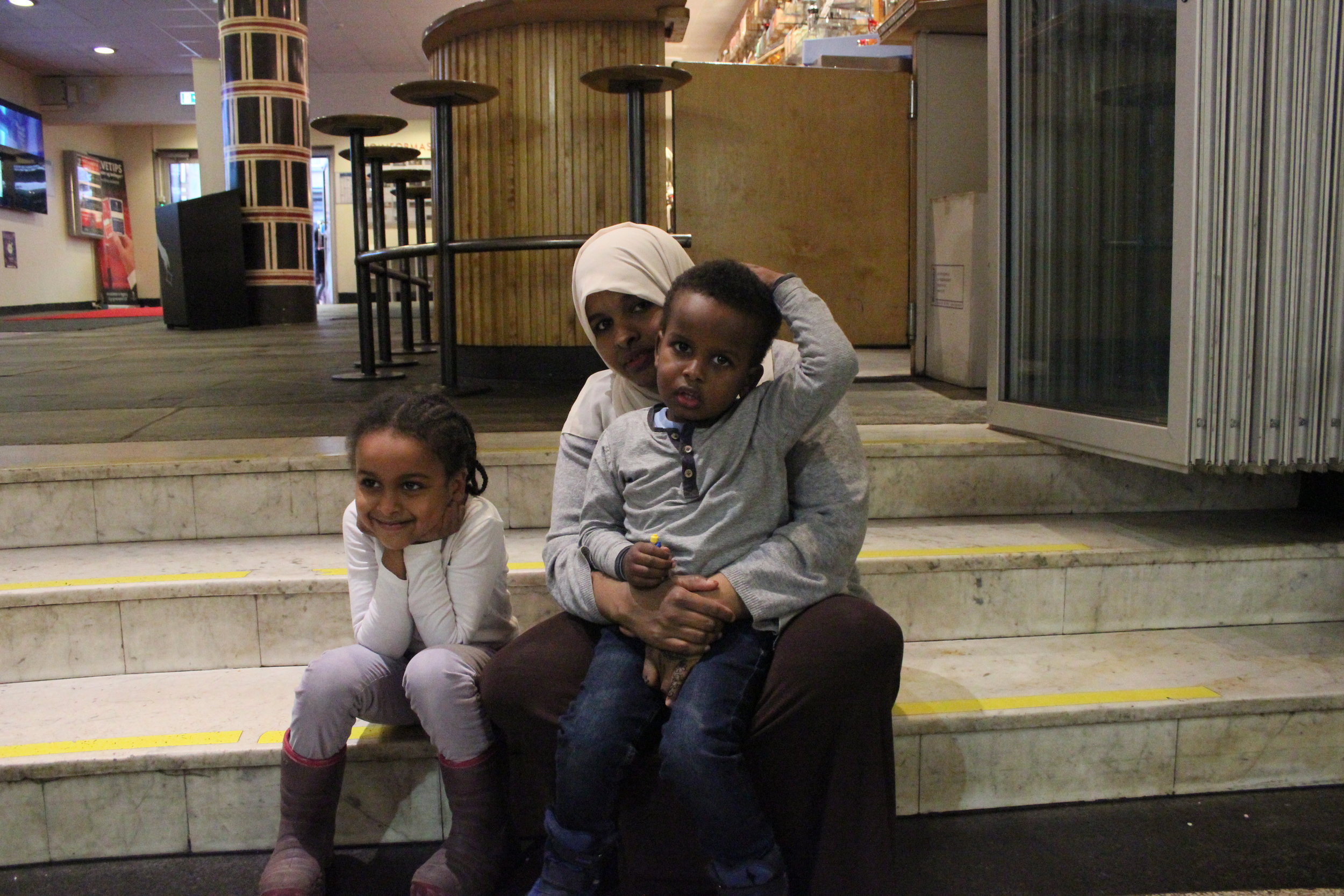 -Det å kunne komme hit med barna og se filmer gratis betyr mye, sier norsk-somaliske Mona. Sammen med barna Fatima (5) og Foad (3) gleder de seg til å se filmen Hotel Transylvania.
