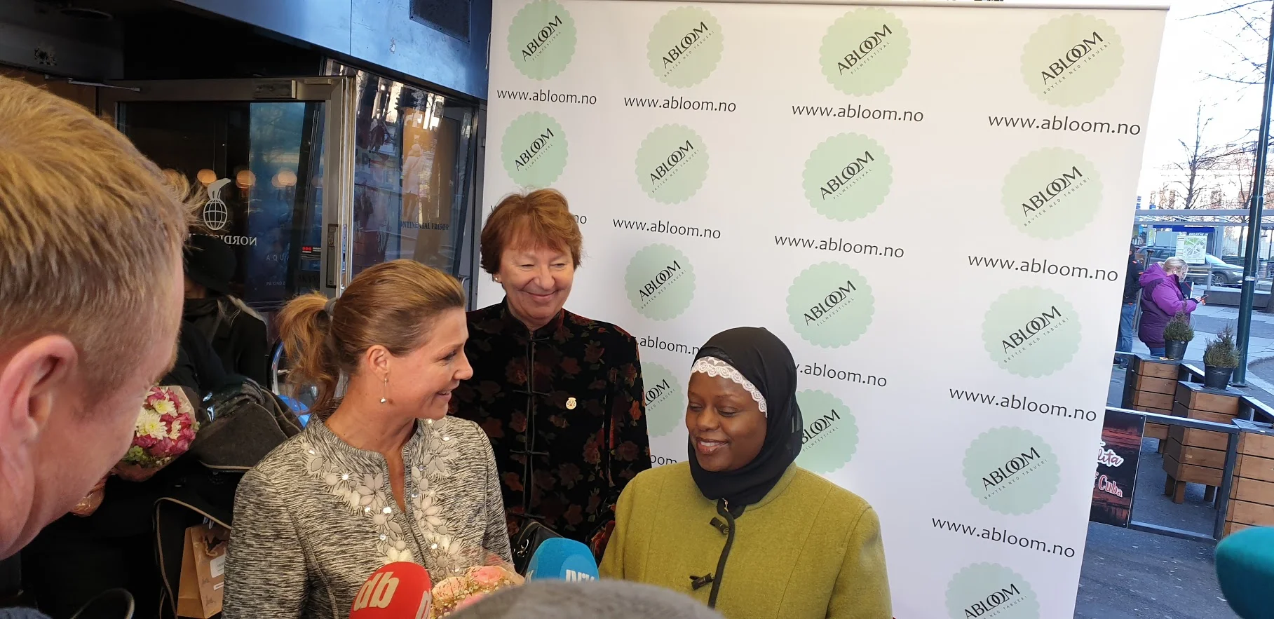 Abloom-leder Faridah tok imot Prinsesse Märtha Louise og ordfører Marianne Borgen (SV). Foto: Bjørn Lecomte