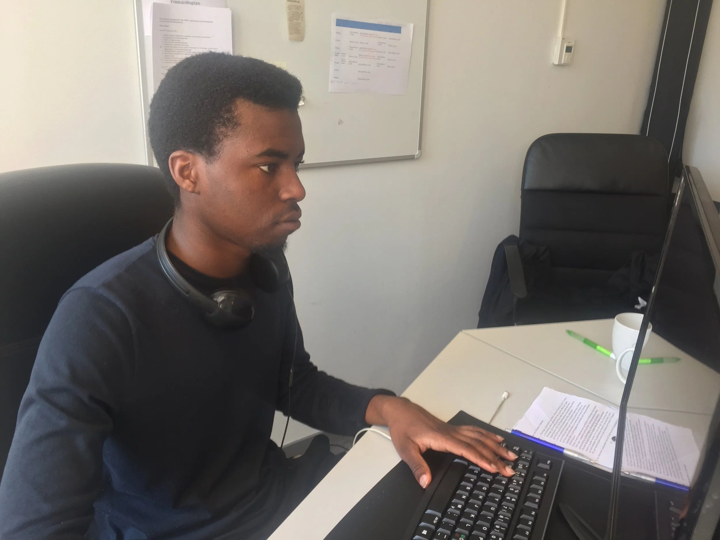 Mohsin hjelper til med å få Abloom å gå rundt, og jobber en del på PC.