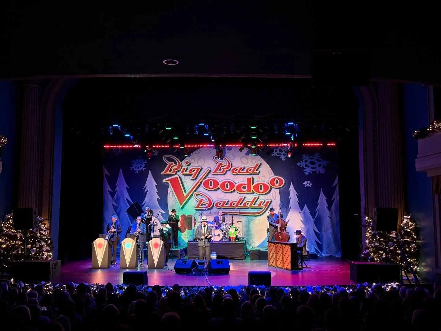 Get in the holiday spirit! Our Holiday Tour kicked off in Tracy, CA 🎄✨

#Tracy #Holidayshow #BBVD