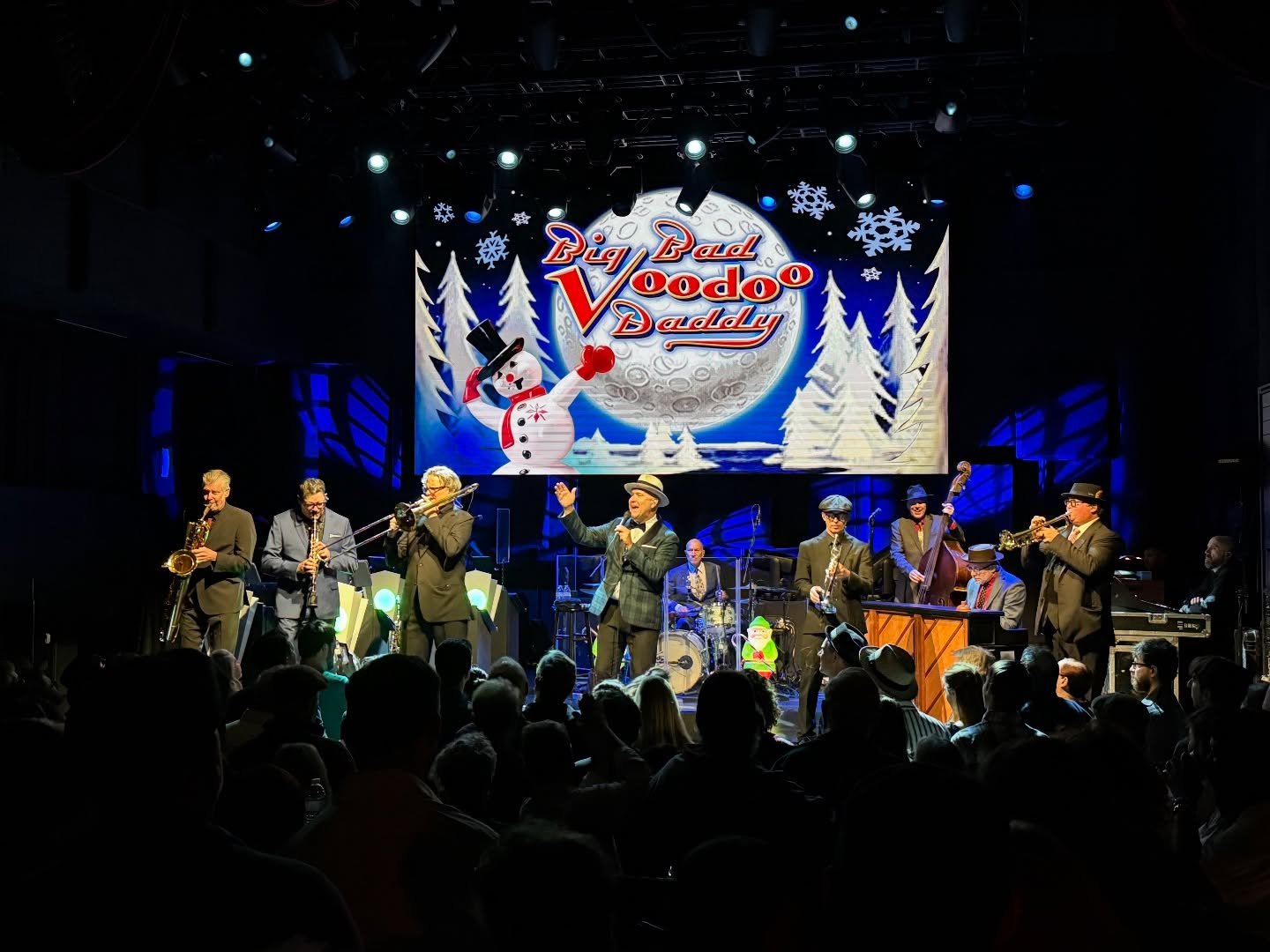 The @guildtheatre is a beautiful place to be! 🎁 Thank you for having us, Menlo Park! 

#TheGuildTheatre #MenloPark #HolidayTour