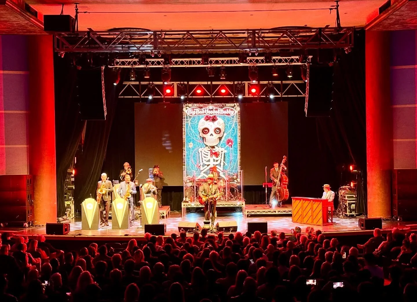 A Sunday well spent! Thanks for having us @tower_theatre 💃

#Fresno #tour #BBVD