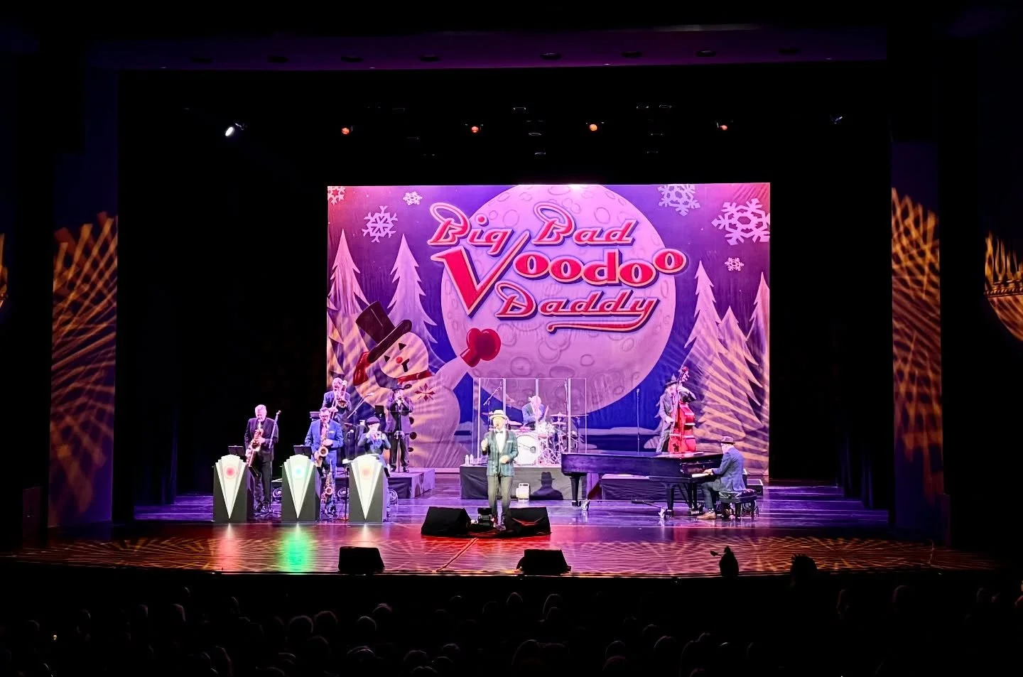 Wild and swingin&rsquo; night at @irvinebarclay 💃✨ Thank you!! 

#irvinebarclaytheatre #bbvd #tour