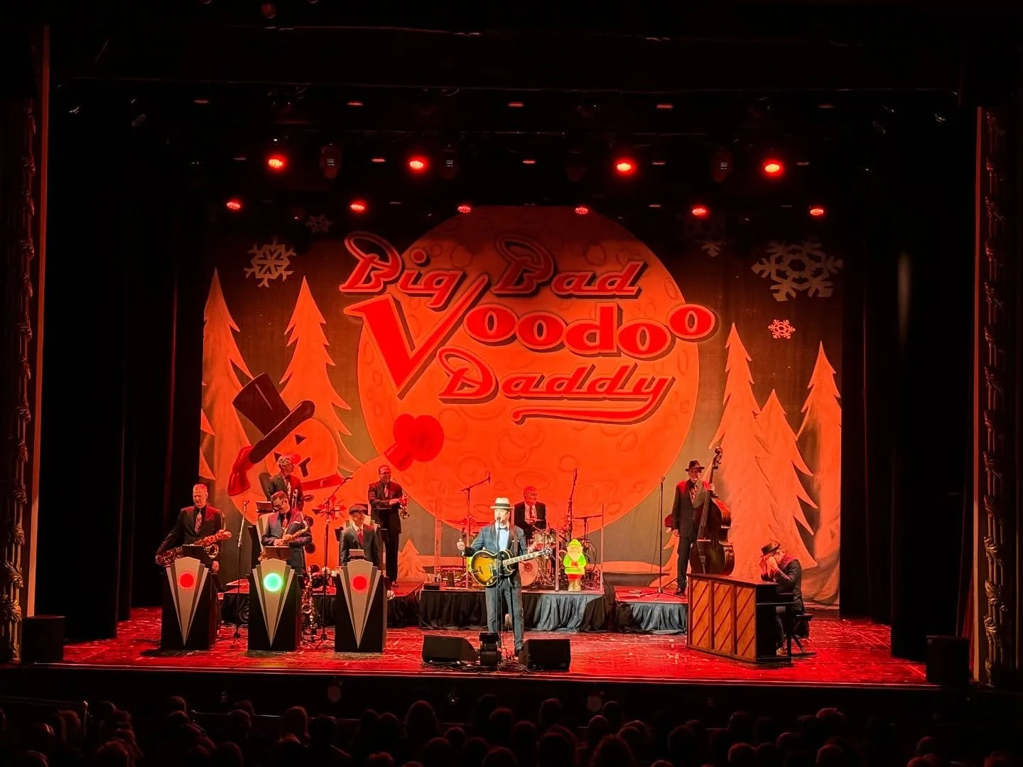 We are blown away, Laconia! Thank you for a fantastic show 🎉💃 @colonialtheatrelaconia 

#Laconia #BBVD #livemusic