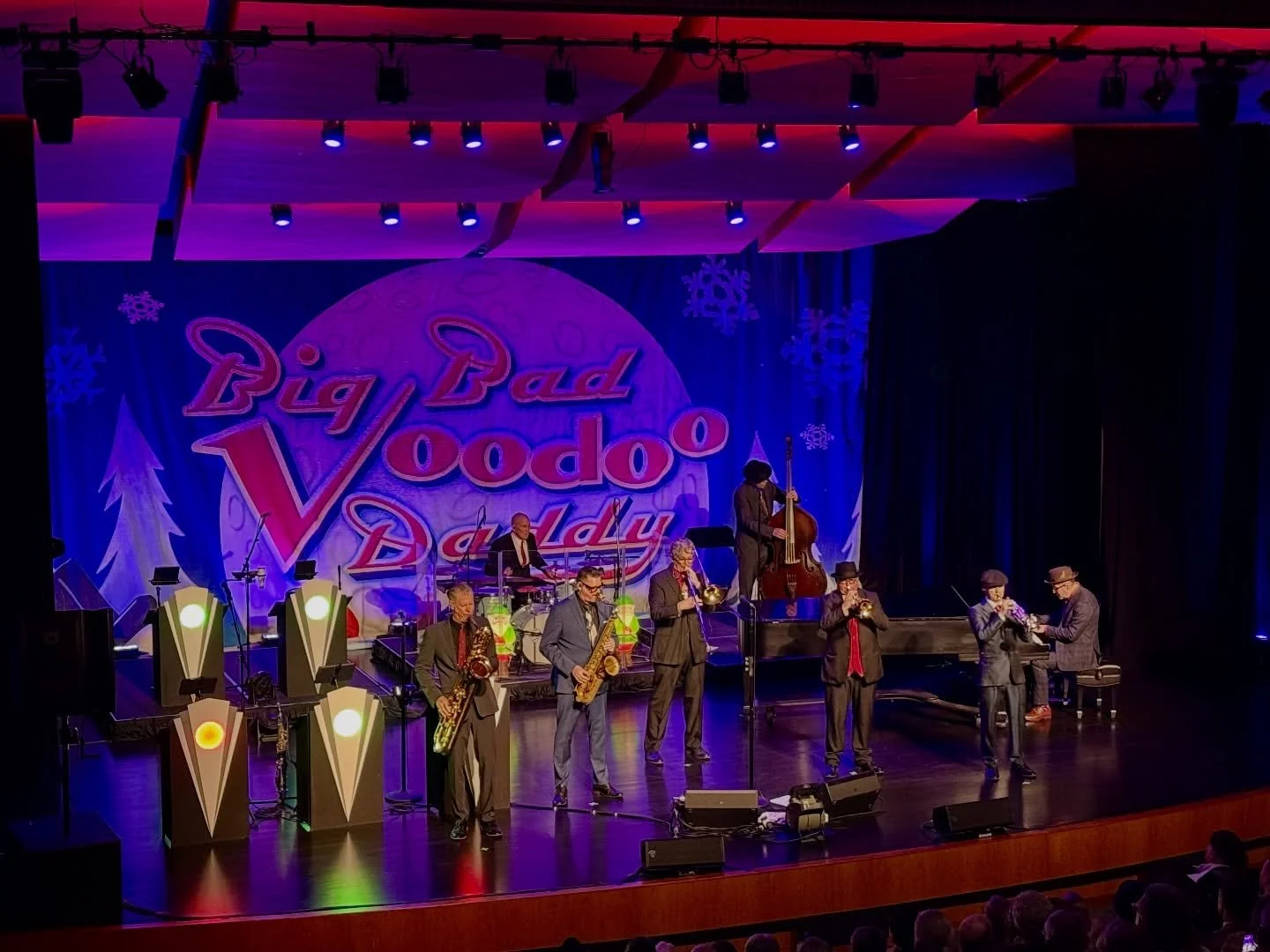 Killer energy Lancaster, PA!! 🎄💃

#TheWareCenter #Holidayshow #BBVD