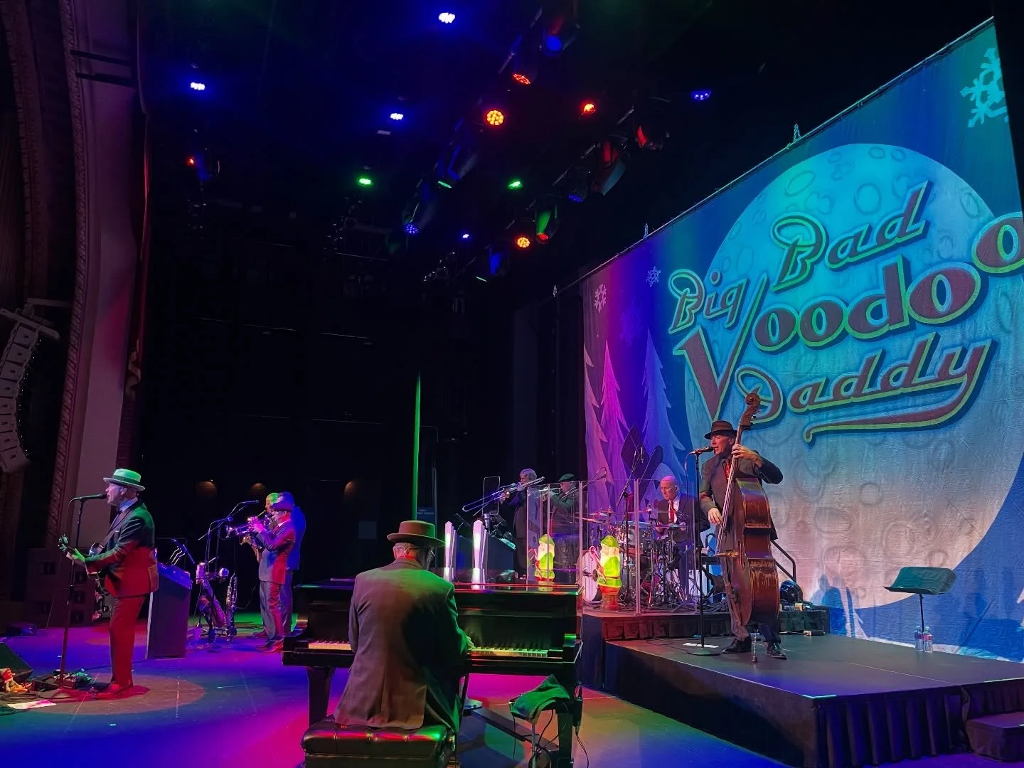 Christmas time in Wausau! 🎄 Thanks for an incredible evening! 

#holidayshow #BBVD