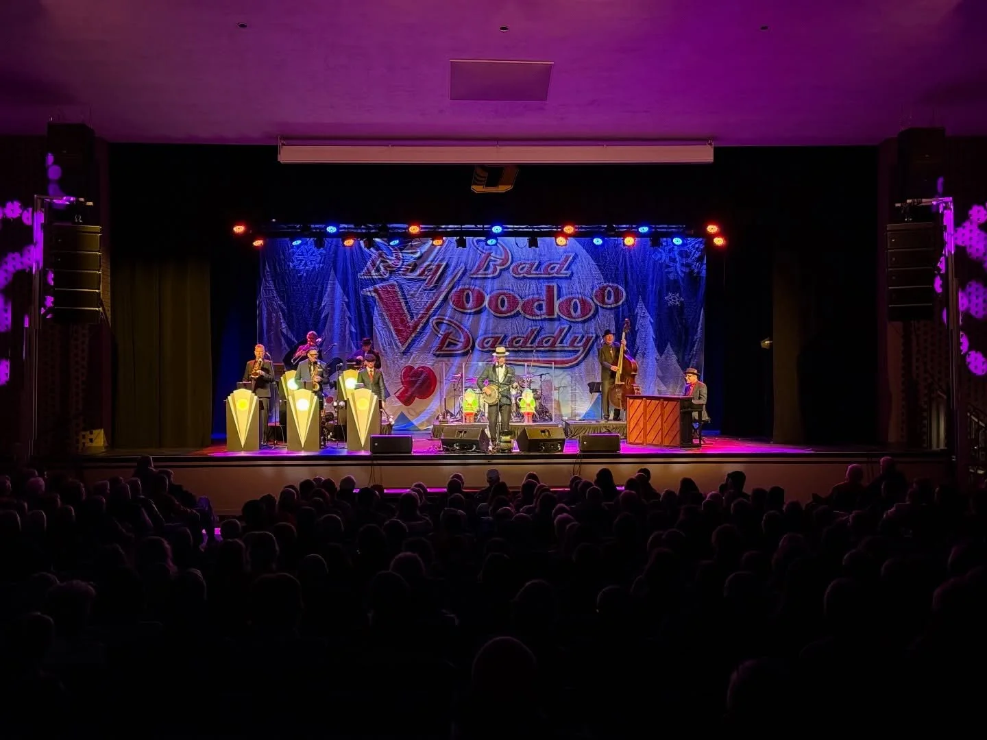 Is Zat you, Sidney Ohio!? 🎄🎶 What a fun show! 

#Holidayshow #swingmusic