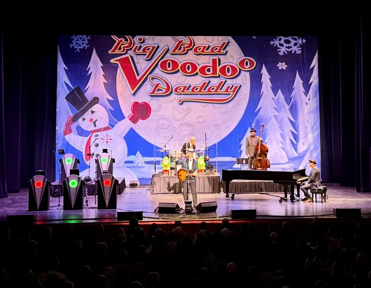 What a night, Akron Ohio! ❤️✨

#AkronOhio #Holidayshow #tour