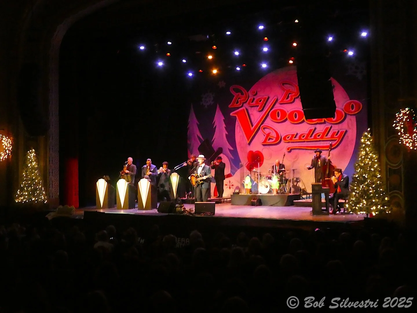 Oh what fun, North Tonawanda! 🎄❄️ Thank you for dancing with us! 

📸 Bob Silvestri 

#RivieraTheatre #BBVD #Holidayshow