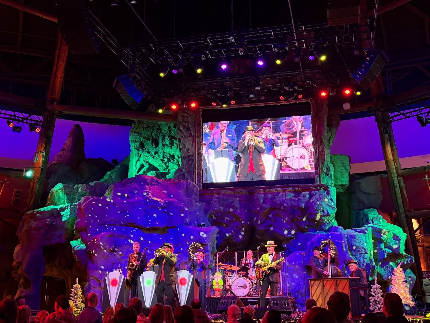 Oh what fun at the Mohegan Sun! 🎄✨ We&rsquo;re headed to Palm Springs for the final show of our holiday tour&hellip; Thank you to everyone who came out!

#BBVD #holidaytour #mohegansun