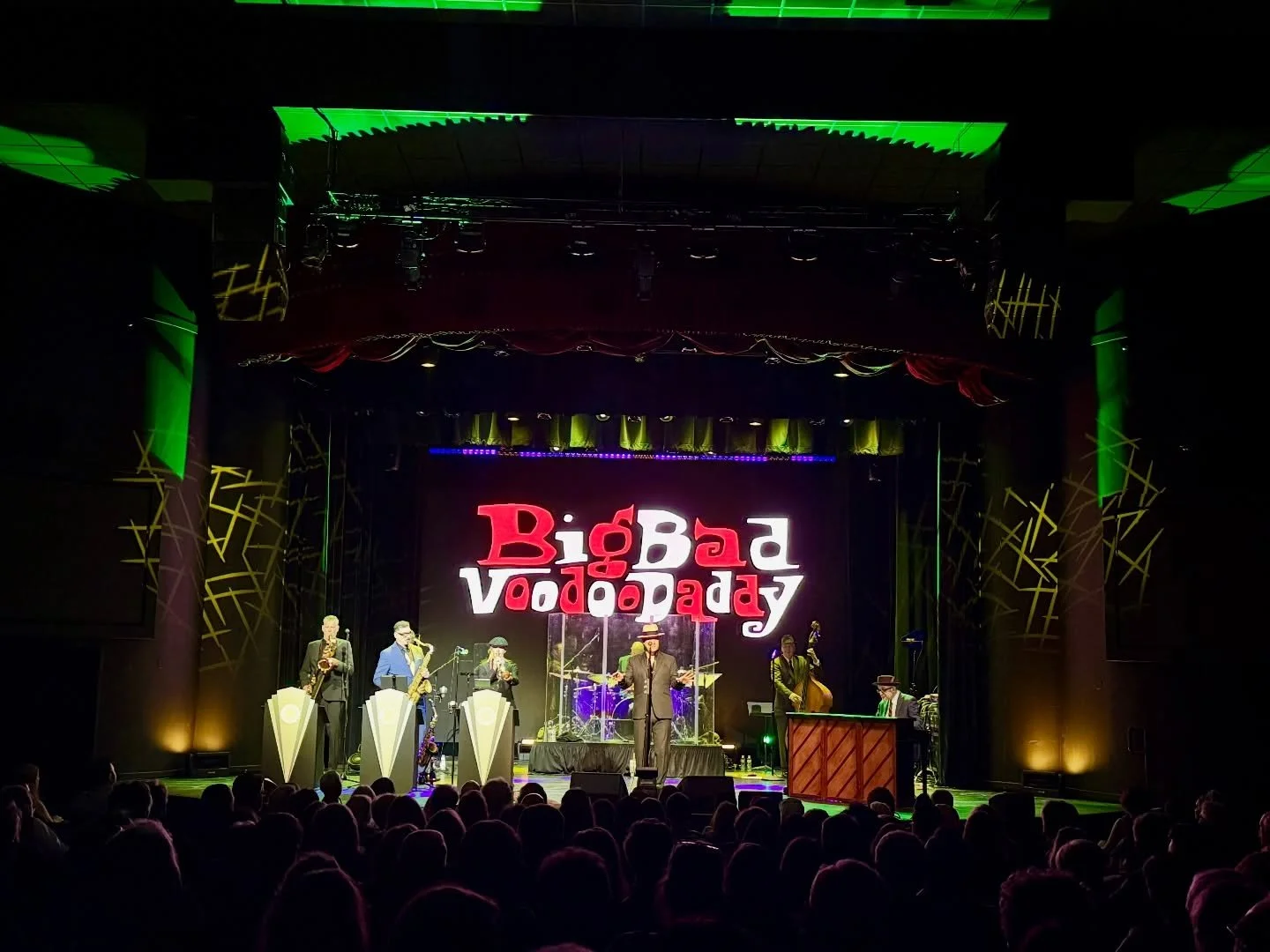 Fat Tuesday at the @brauntextheatre 🎉Thanks for having us New Braunfels, TX! 

#FatTuesday #BBVD #tour #swingmusic