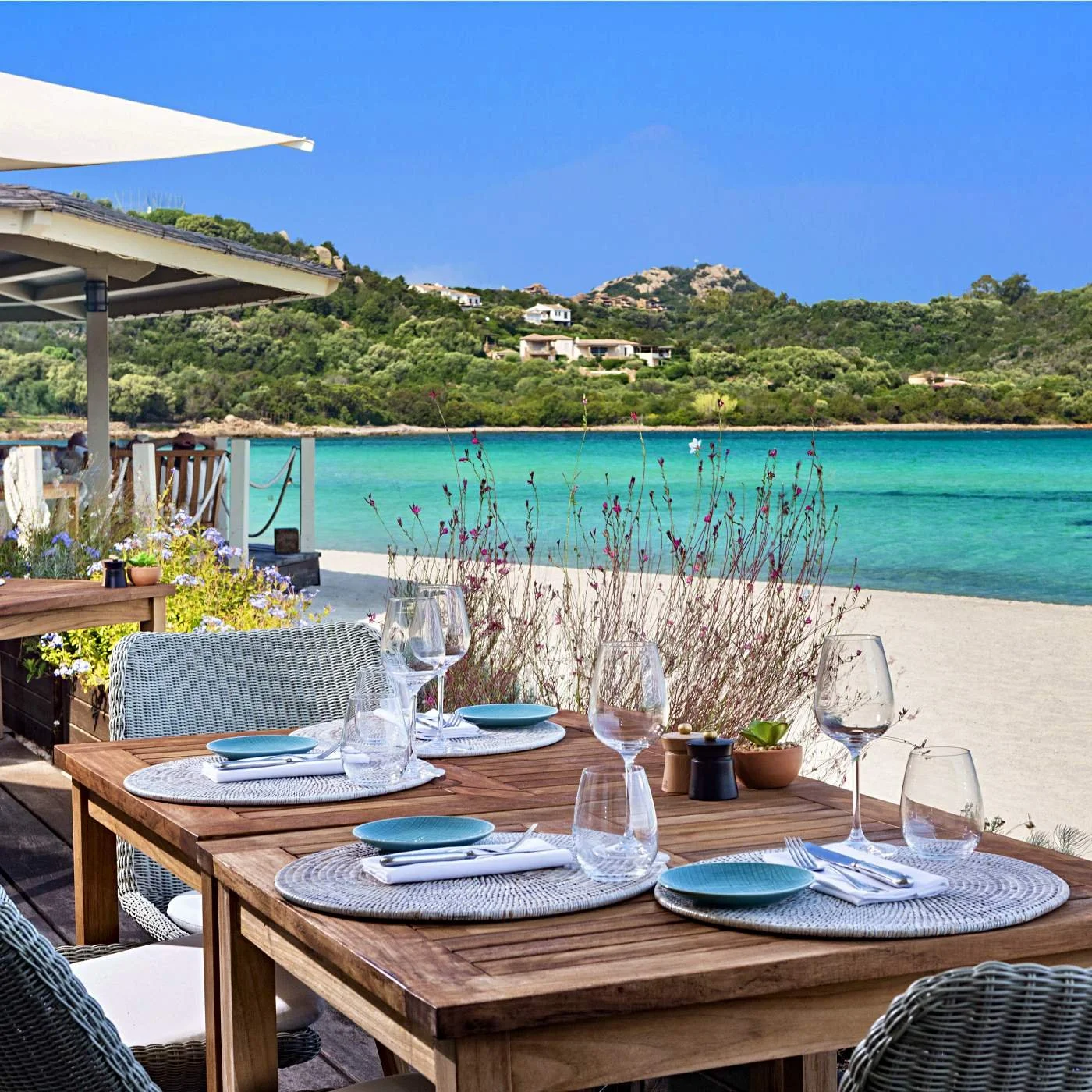 Abi-dOru-Foto Sala su sfondo spiaggia.jpg