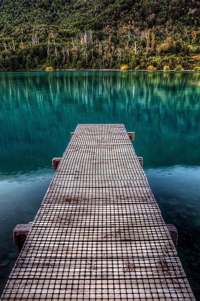waterdock_lake_iphone4touch_wallpapere.jpg