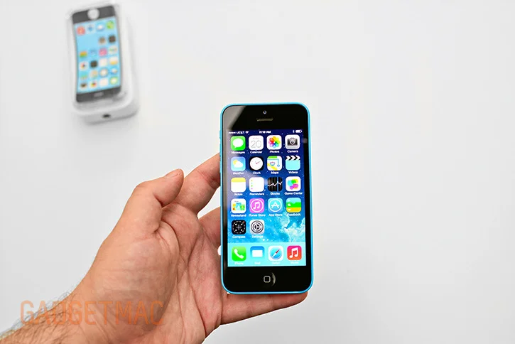 apple_iphone_5c_blue_hands_on.jpg