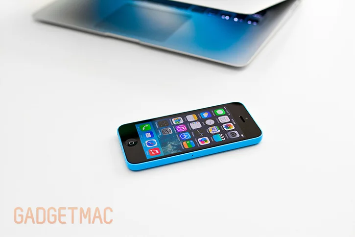 apple_iphone_5c_blue_hands_on_mac.jpg