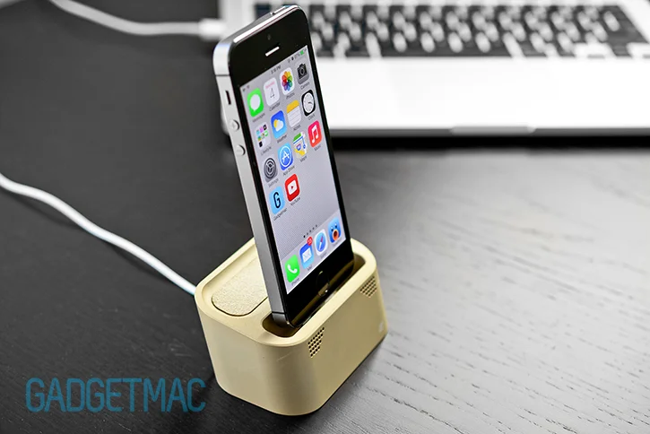 element_case_vapor_dock_au_gold_lightning_iphone_5s_charging_dock_naked.jpg