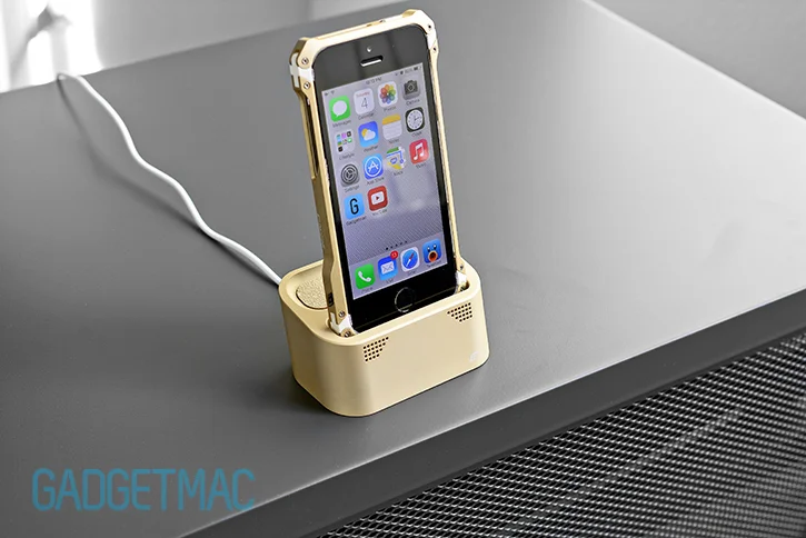 element_case_vapor_dock_au_gold_lightning_iphone_5s_charging_dock.jpg