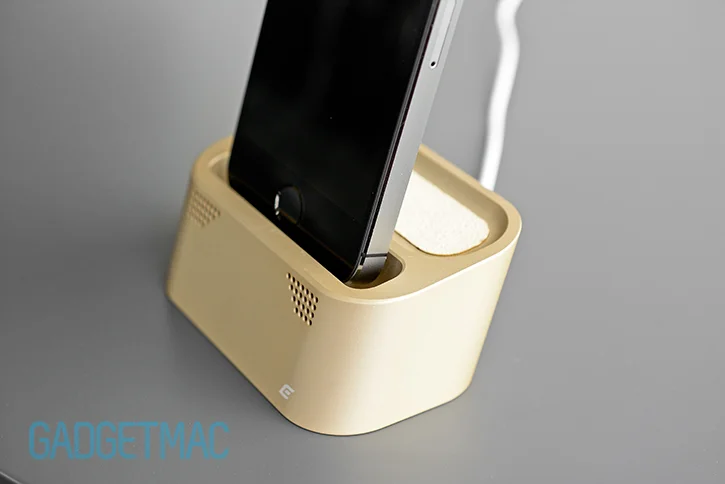 element_case_vapor_dock_au_gold_lightning_iphone_5s_charging_dock_undocking.jpg