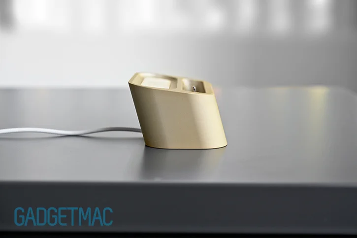 element_case_vapor_dock_au_gold_lightning_iphone_5s_charging_dock_side.jpg