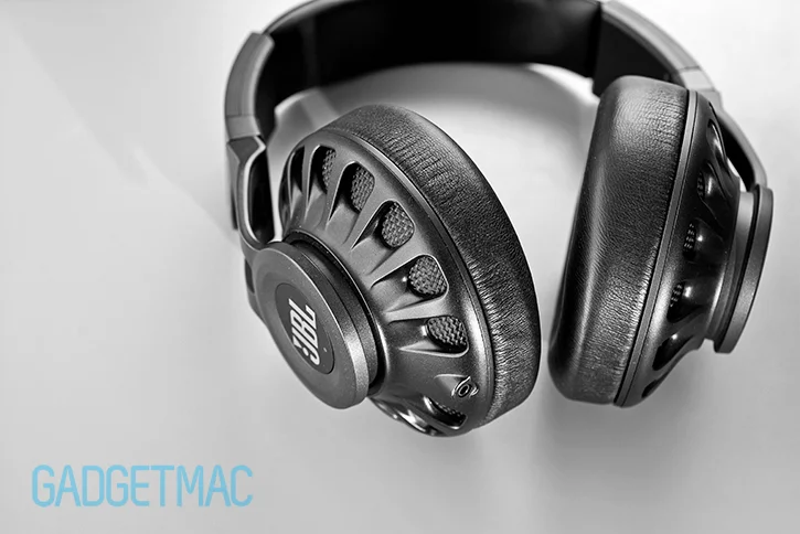 jbl_synchros_s700_headphones_audio_charging_input.jpg