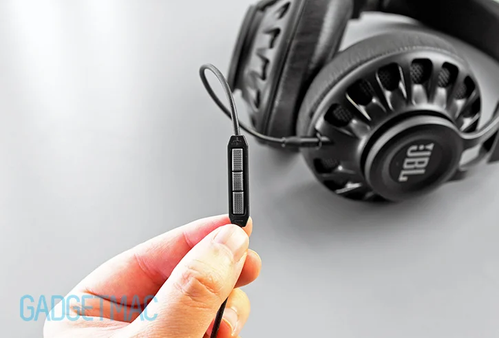 jbl_synchros_3_buttom_remote_control_mic_headset.jpg