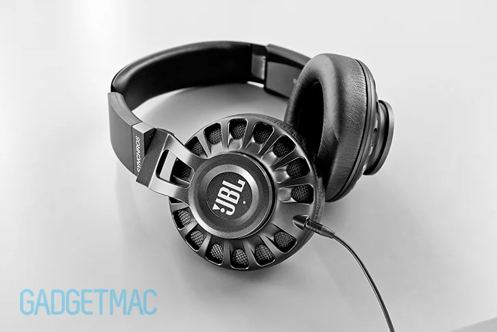 jbl_synchros_s700_headphones_tilt.jpg