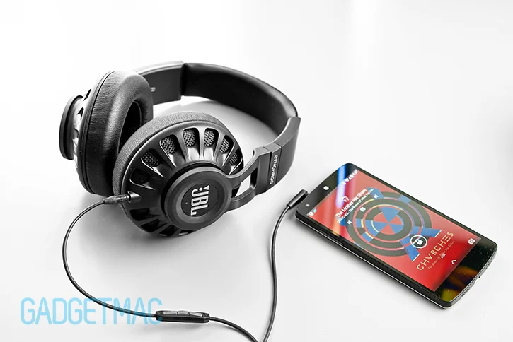 jbl_synchros_s700_headphones_with_nexus_5.jpg