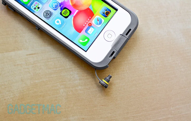lifeproof_nuud_iphone_5_case_headphone_plug.jpg