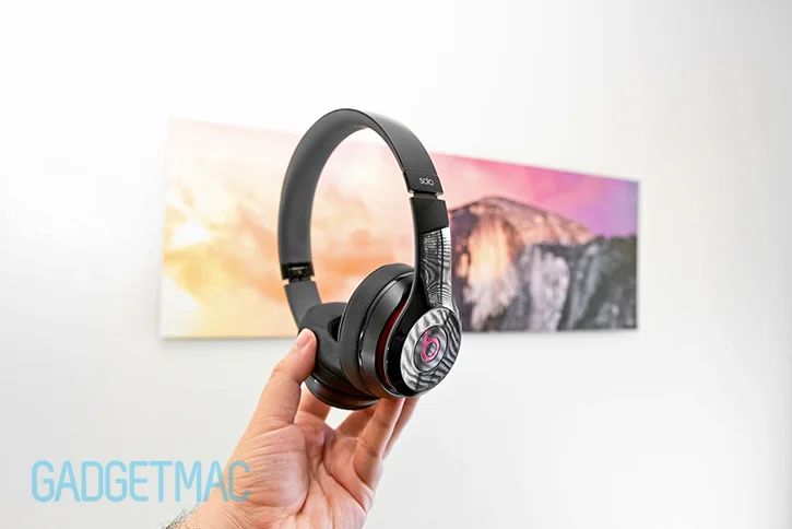 beats_solo_2_headphones_black_hand_on.jpg