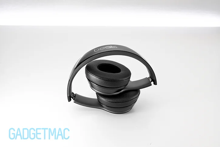beats_solo_2_headphones_folded.jpg