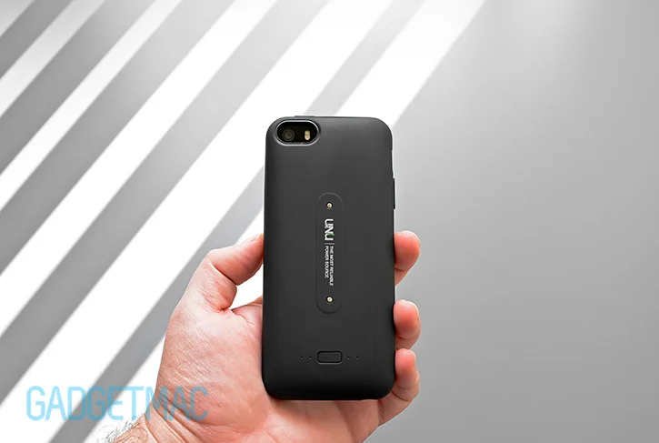 unu_aero_black_wireless_recharging_iphone_5s_battery_case_rear.jpg