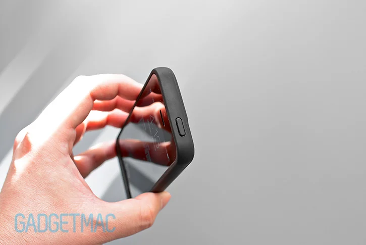 unu_aero_iphone_5s_wireless_charging_battery_case_top_button.jpg