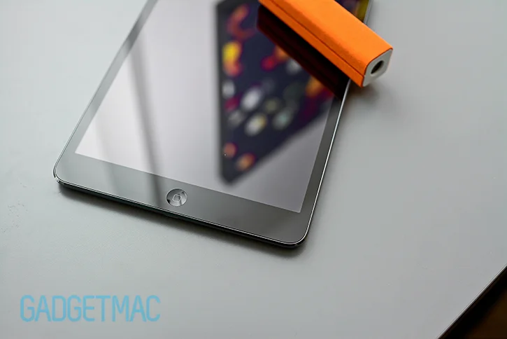 ipad_mini_filthy_fingerpint_screen_cleaned_with_am_spray_microfiber.jpg