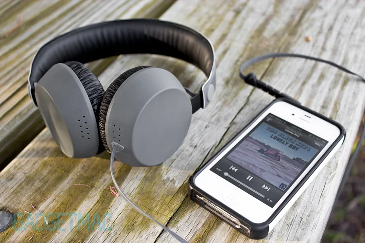 coloud_the_boom_headphones_gray_iphone.jpg