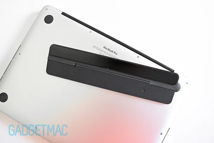 bluelounge_kickflip_macbook_pro_7.jpg