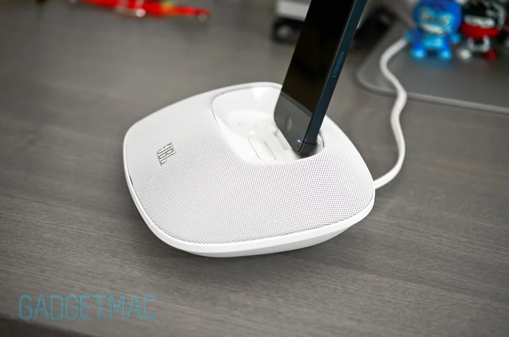 jbl_onbeat_micro_iphone_5_speaker_dock_side.jpg