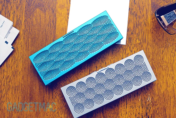 jawbone_mini_jambox_silver_dots_aqua_scales.jpg