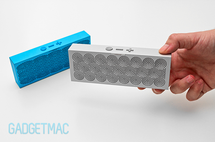 jawbone_mini_jambox_aluminum_portable_wireless_bluetooth_4_speaker_stylish_in_hand.jpg