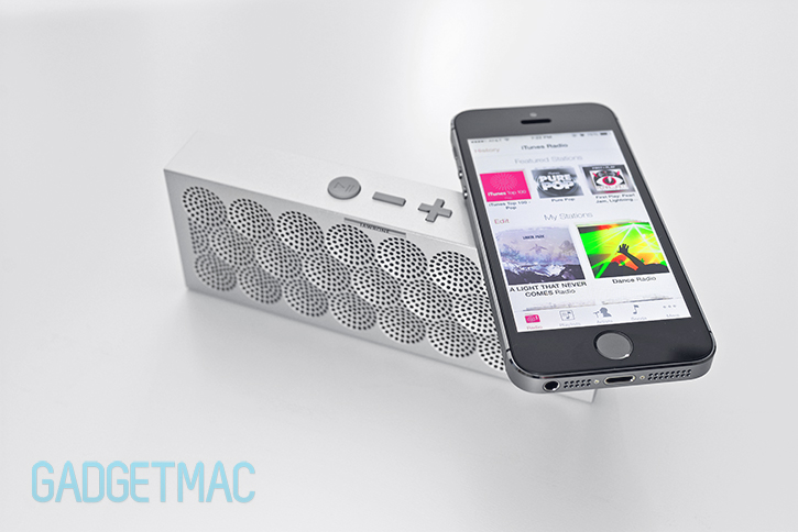 jawbone_mini_jambox_wireless_bluetooth_speaker_3_iphone_5s.jpg
