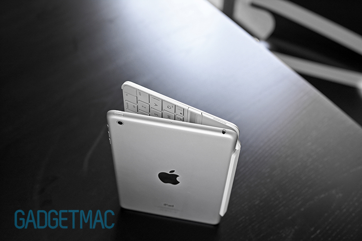 logitech_ultrathin_2_keyboard_cover_for_ipad_magnetic_clip.jpg