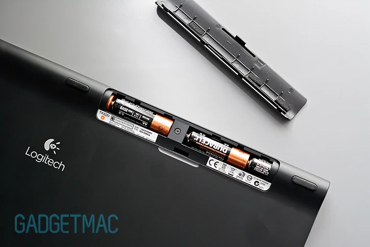 logitech_tk820_batteries.jpg